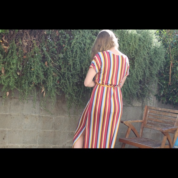 A few loose threads. See photos. Good used - Picture 4 of 10